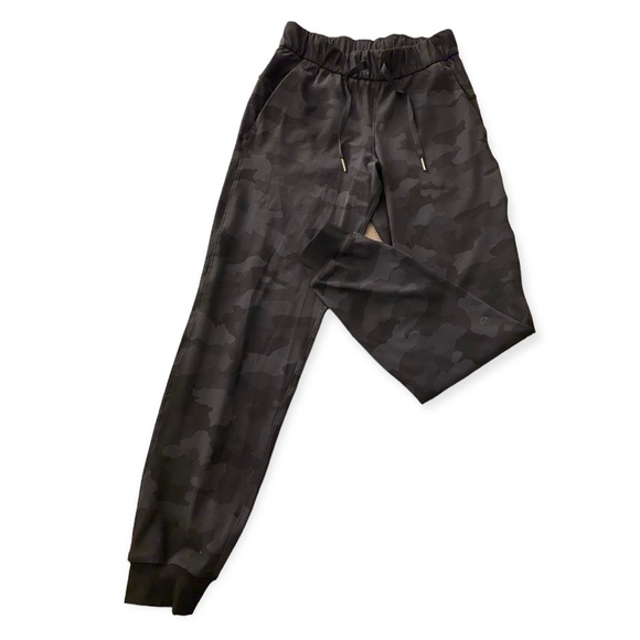 ❤️ Lululemon On the Fly Jogger Size 2 Camo NWOT - Picture 2 of 6